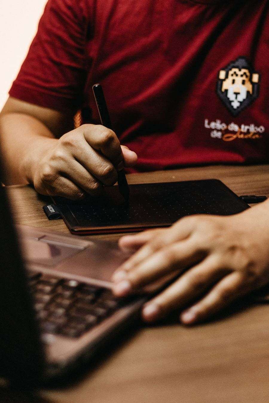 Penulis Ceri123 bekerja menyusun panduan di meja kerja